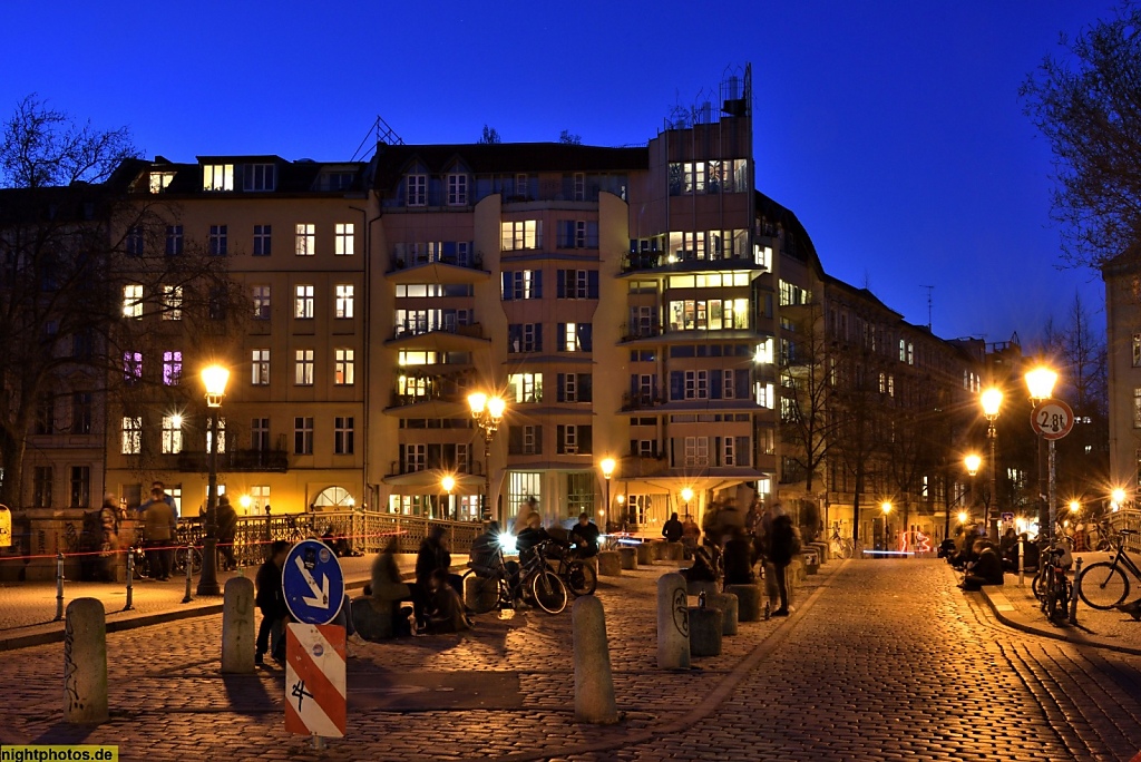 Berlin Kreuzberg Landwehrkanal Admiralbrücke erbaut 1880-1882 von Georg Pinkenburg mit IBA-Bauten 1987 von Architekten Baller