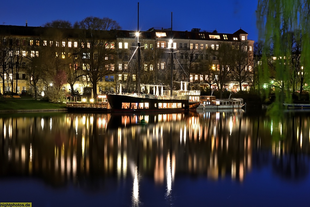 Berlin Kreuzberg Landwehrkanal Urbanhafen Restaurantschiff 'van Loon'