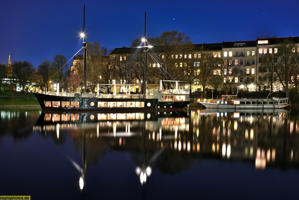 Berlin Kreuzberg Landwehrkanal Urbanhafen Restaurantschiff 'van Loon'