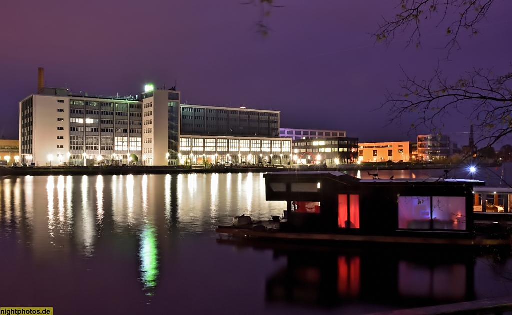 NP-2016-04-18-06-Berlin-Oberschoeneweide-HTW-Hochschule-fuer-Technik-und-Wirtschaft-Mensa-Spreeterrasse-und-Hausboot-auf-Spree.jpg