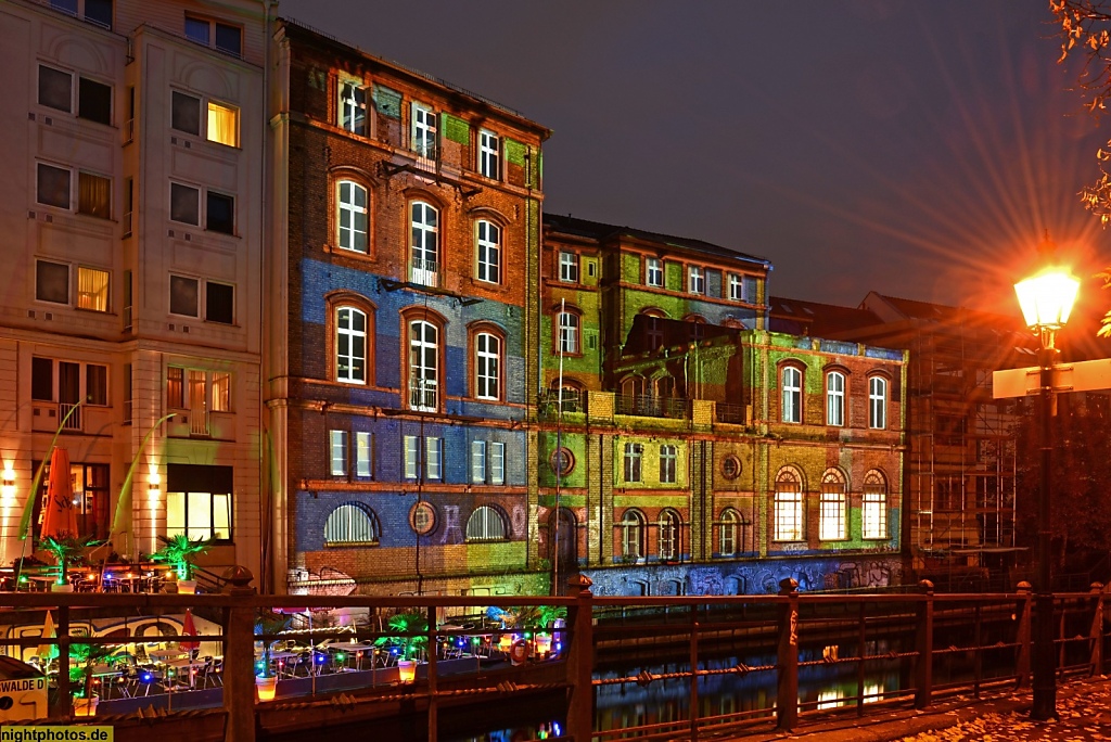 Berlin Mitte Festival of Lights 2013 Häuser der Wallstrasse am Spreekanal nahe Roßstrassenbrücke