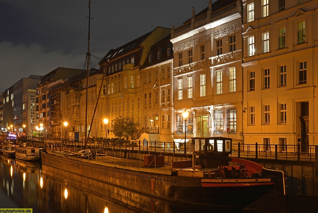 Berlin Mitte Ermelerhaus am Märkischen Ufer und Spreekanal mit historischem Lastkahn