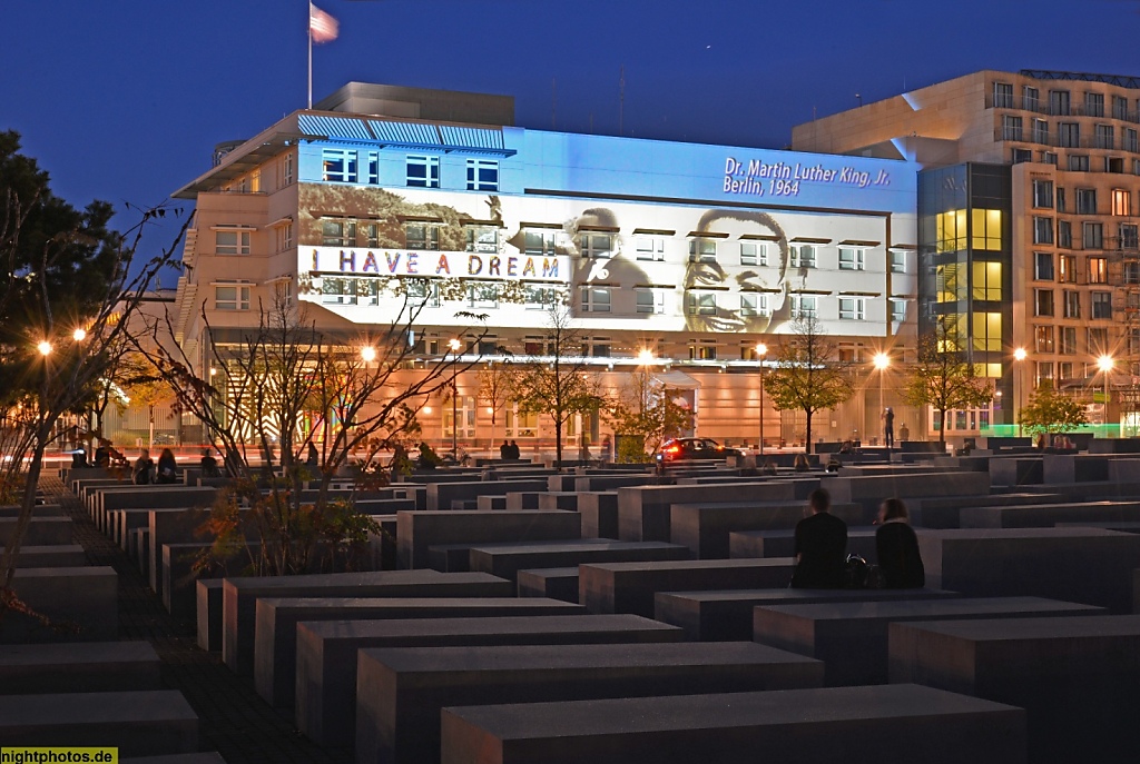 Berlin Mitte Denkmal für die ermordeten Juden Europas. Holocaust Mahnmal. Stelen erbaut 2003-2005 von Peter Eisenmann und Bildhauer Richard Serra an der Ebertstrasse. Dahinter Botschaft der Vereinigten Staaten von Amerika erbaut 2004-2008 von Architekturb