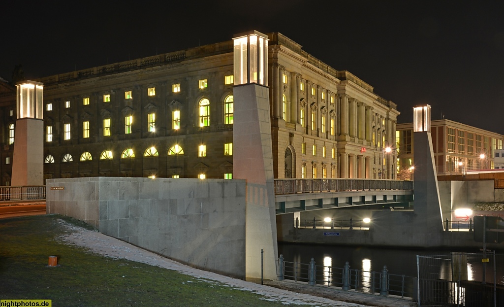 Berlin Mitte Rathausbrücke am Neuen Marstall