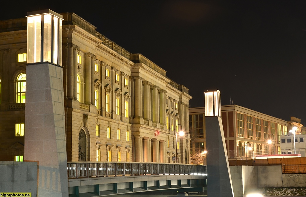 Berlin Mitte Rathausbrücke am Neuen Marstall