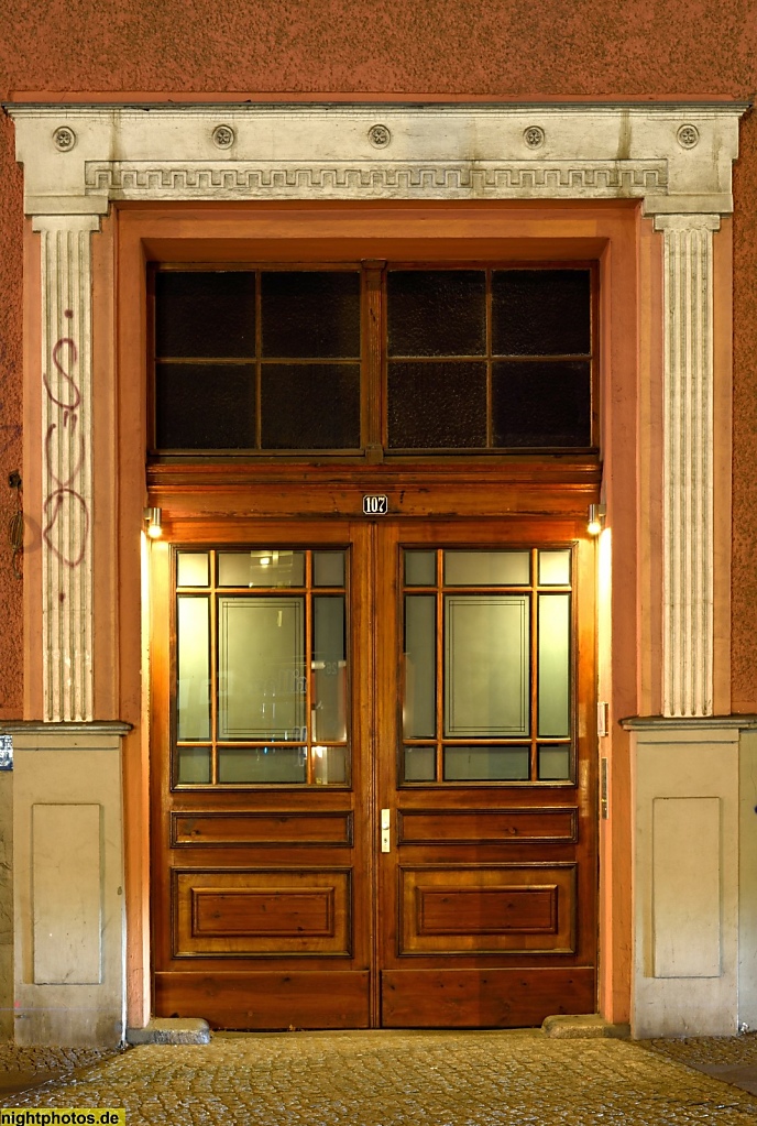 Berlin Mitte Tür mit klassizistischem Fassadenschmuck Chausseestrasse 107