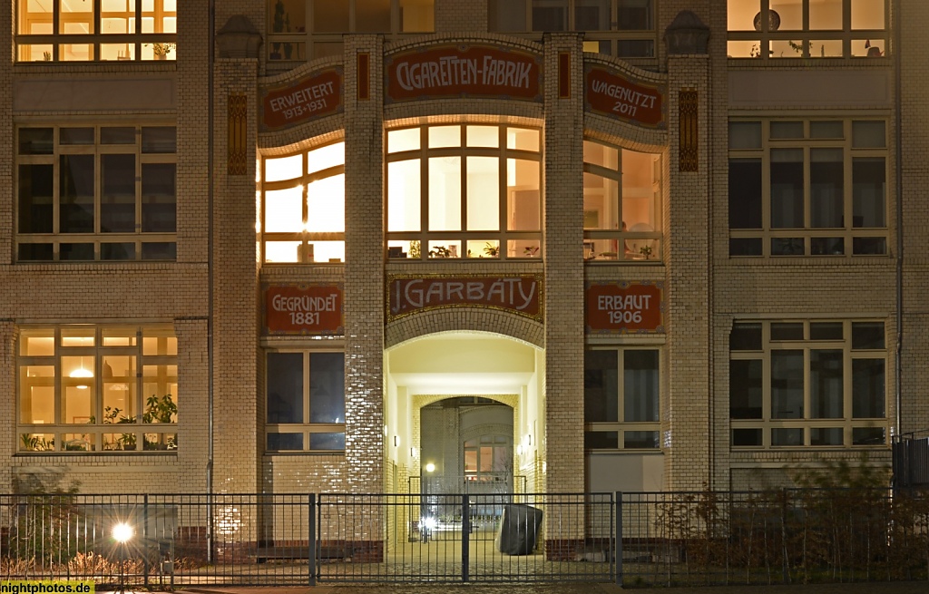 Berlin Pankow ehemalige Zigarettenfabrik Garbaty erbaut 1906, historisches Portal an der Hadlichstrasse