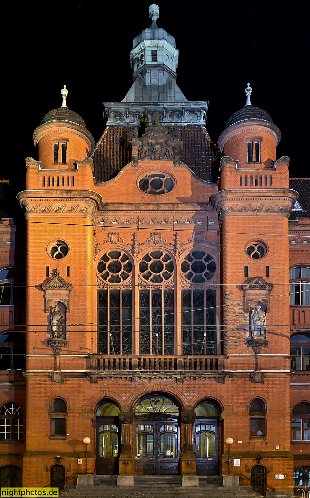 Berlin Pankow Rathaus erbaut 1901-1903 von Wilhelm Johov mit Elementen von Neobarock Neogotik und Jugendstil. Mittelrisalit mit Portal und Freitreppe
