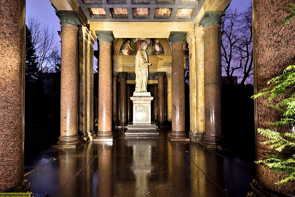 Berlin Kreuzberg Dreifaltigkeitskirchhof Bergmannstrasse Grabmal Friedrich Wilhelm und Flora von Krause erbaut 1878 von Friedrich Hitzig