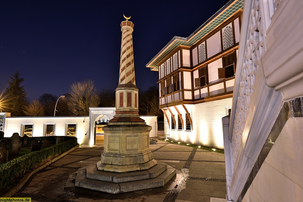 Berlin Neukölln Sehitlik-Moschee erbaut 1999-2005 von Hilmi Senalp mit türkischem Friedhof