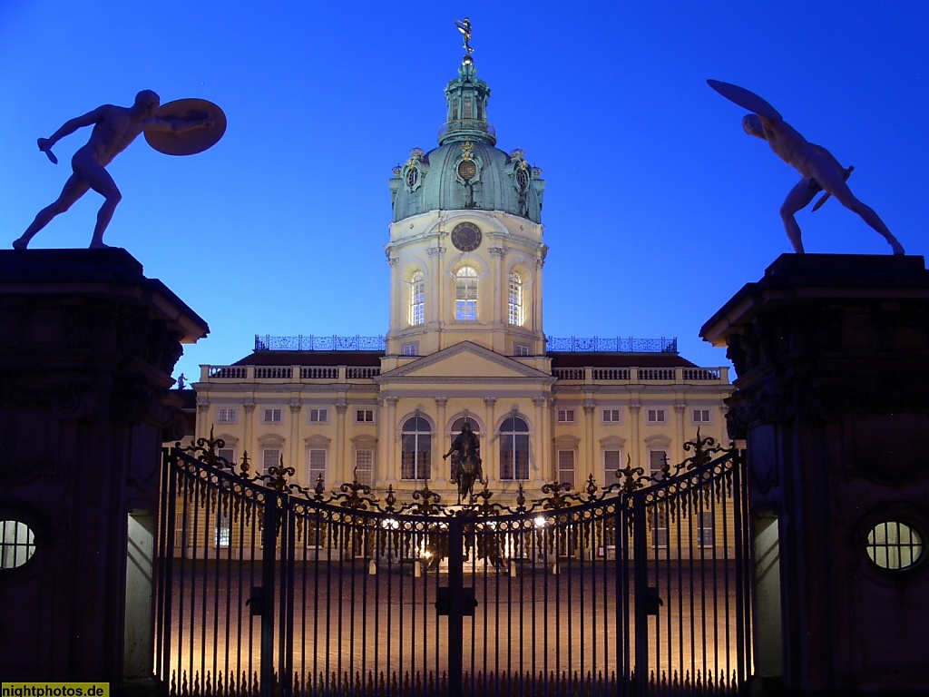 Berlin Schloss Charlottenburg Berlin Ursprungsbau 1699 von Johann Arnold Nering. Heutiges Aussehen durch Erweiterungen von Langhans und Knobelsdorff