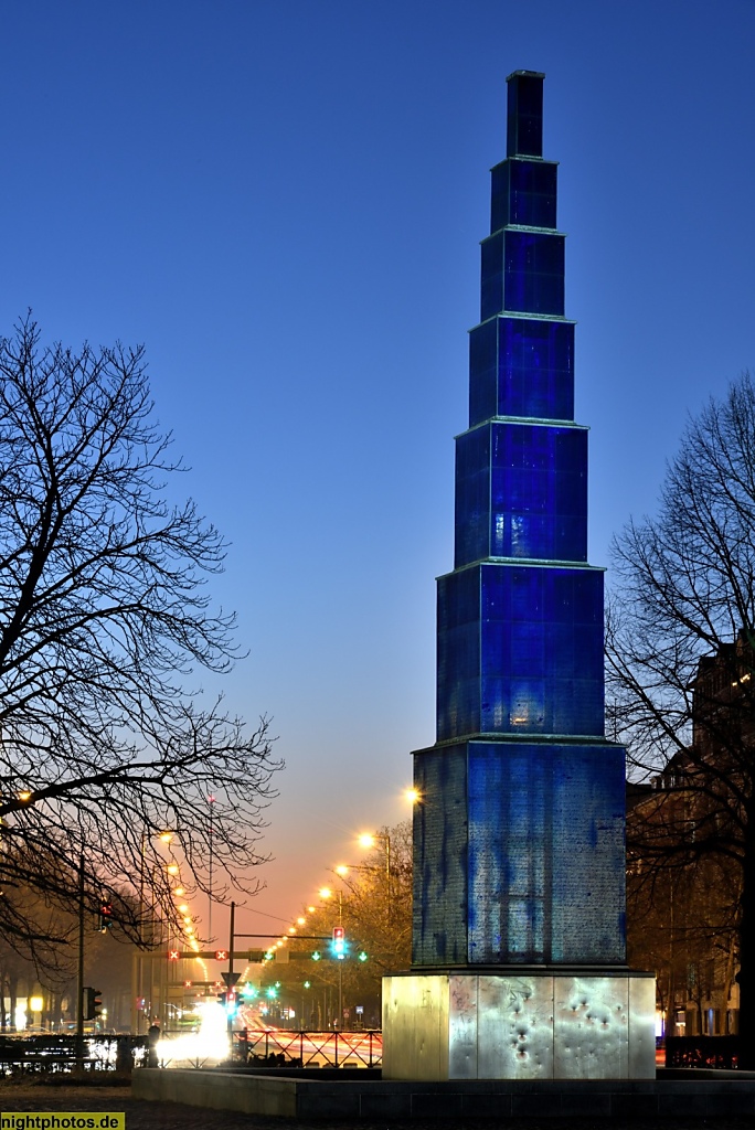 Berlin Westend Blauer Obelisk auf dem Theodor-Heuss-Platz vor der Heerstrasse