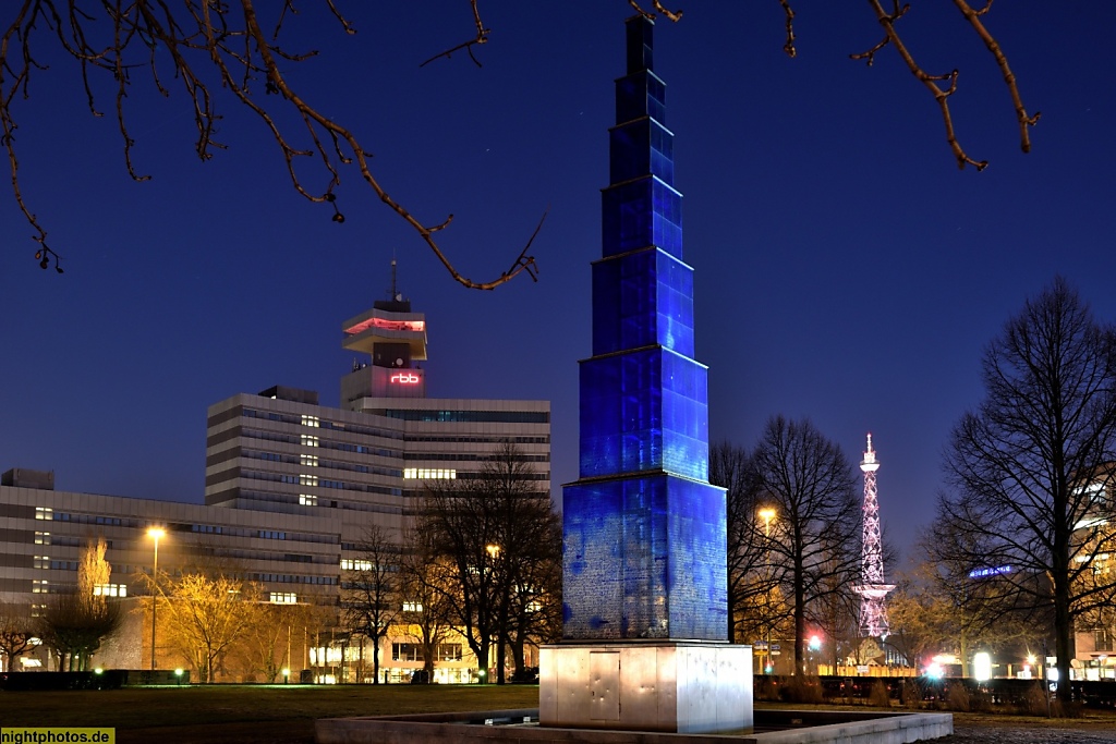 Berlin Westend Blauer Obelisk auf dem Theodor-Heuss-Platz vor RBB