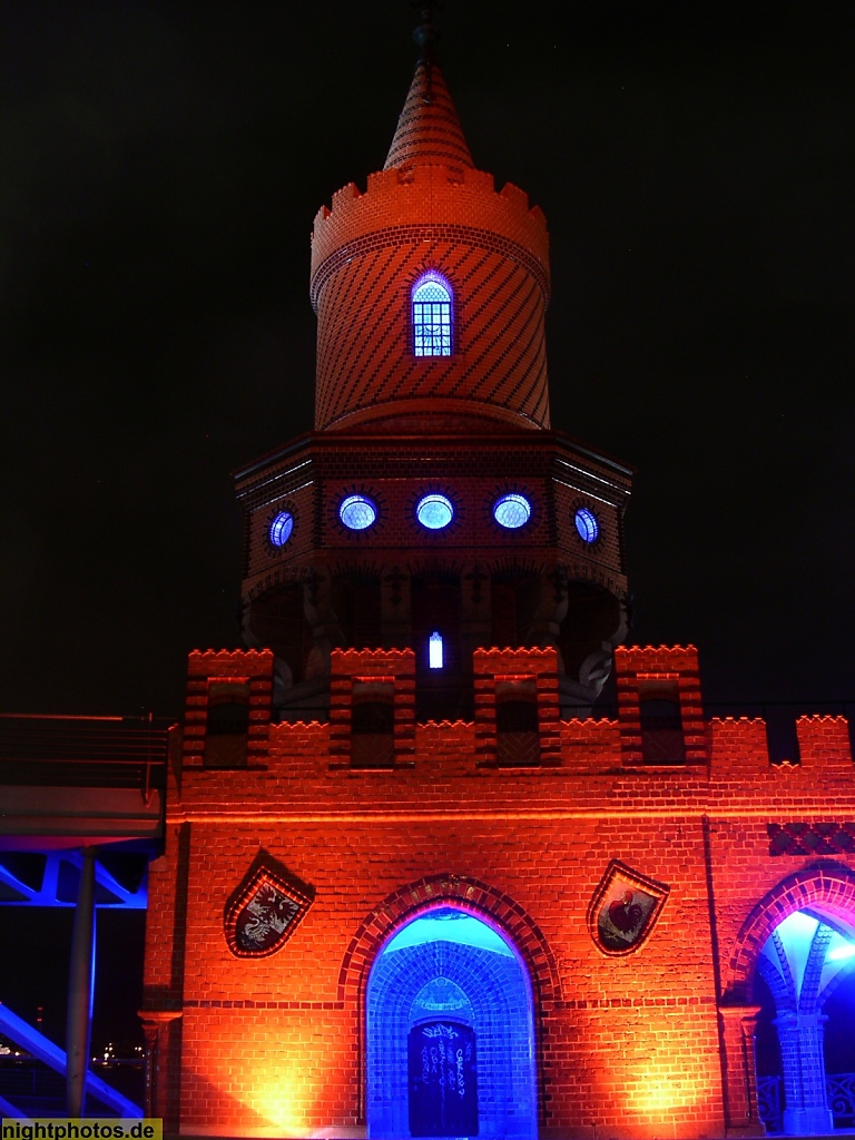 Berlin Friedrichshain Oberbaumbrücke über die Spree. Erbaut 1894 von Stadtbauinspektor Georg Pinkenburg und Architekt Otto Stahn in Neugotik