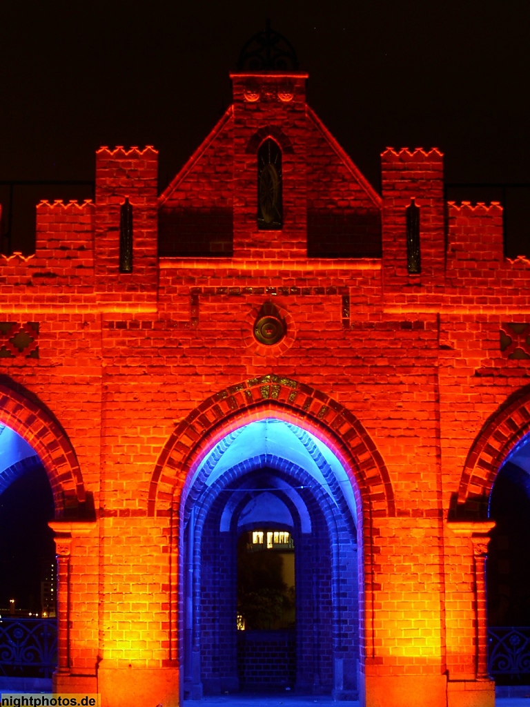 Berlin Friedrichshain Oberbaumbrücke über die Spree. Erbaut 1894 von Stadtbauinspektor Georg Pinkenburg und Architekt Otto Stahn in Neugotik