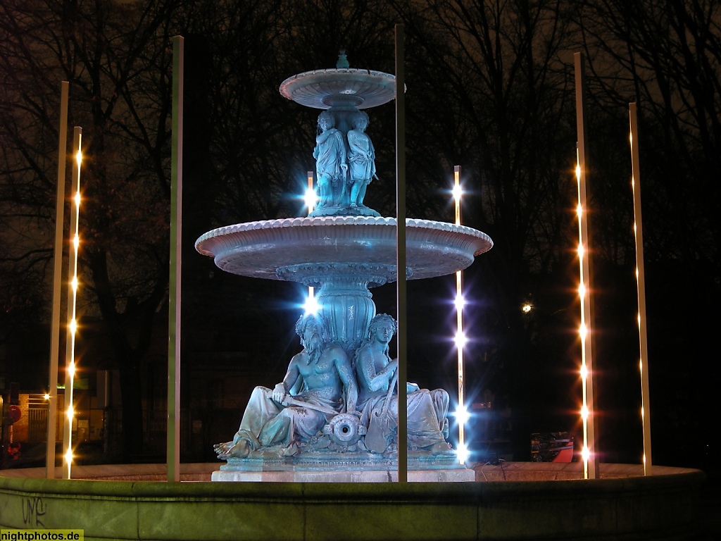 Berlin Kreuzberg Wrangelbrunnen von Bildhauer Hugo Hagen 1877. Jetzt Urban- Ecke Grimmstrasse beim Festival of Lights 2008.