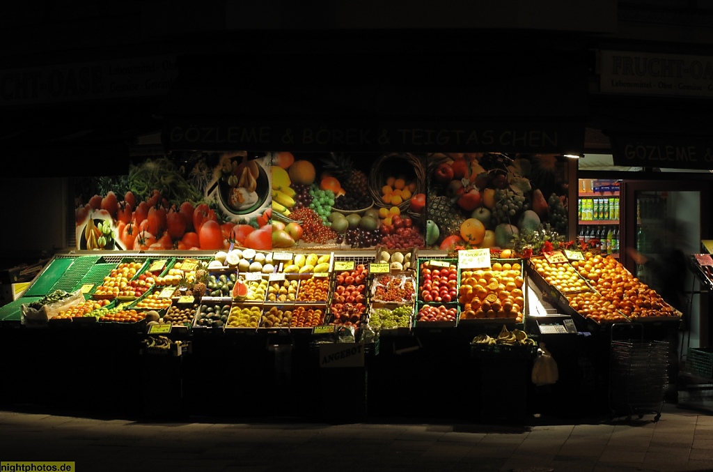 Berlin Kreuzberg Auslage Obst- und Gemüsehändler