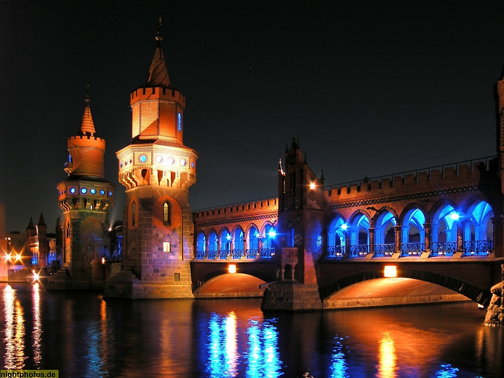 Berlin Friedrichshain Oberbaumbrücke über die Spree. Erbaut 1894 von Stadtbauinspektor Georg Pinkenburg und Architekt Otto Stahn in Neugotik