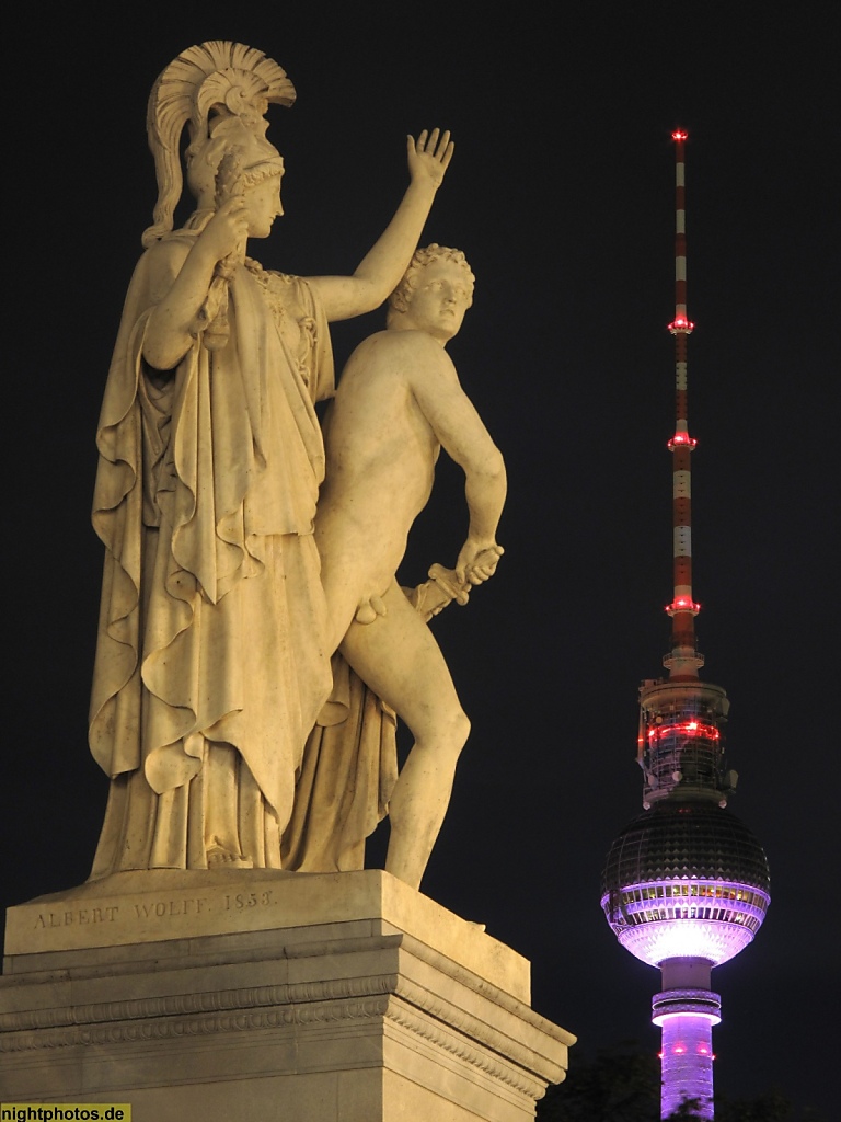 Berlin Mitte Figurengruppe auf der Schlossbrücke vor Fernsehturm