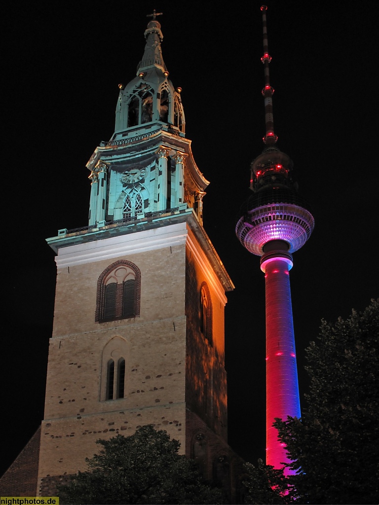 NP-2011-10-12-036-Berlin-Mitte-St-Marien-Kirche-vor-Fernsehturm.JPG