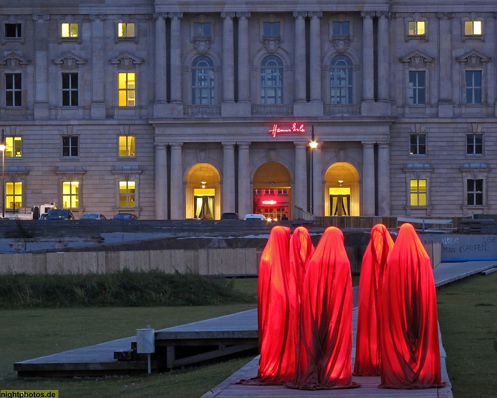 Berlin Mitte Hochschule für Musik Hanns Eisler und Berliner Stadtbibkliothek im Neuen Marstall. Erbaut 1896-1901 von Ernst von Ihne im Stil des Neobarock. Temporäre Installaton 'Wächter der Zeit' von Manfred Kielnhöfer