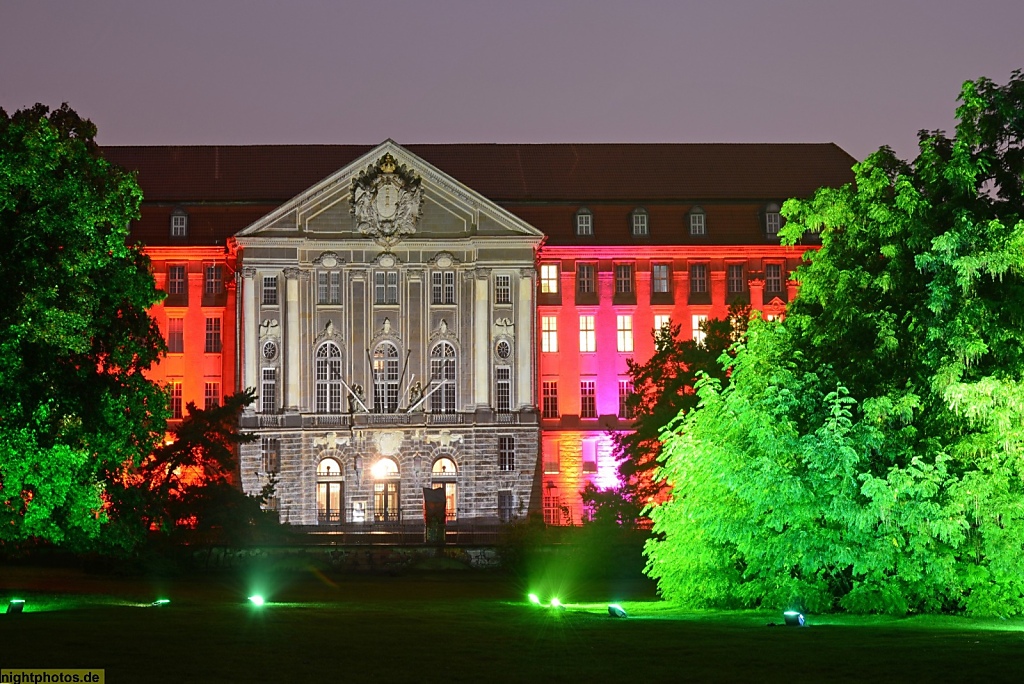 Berlin Schoeneberg Kammergericht erbaut 1909-1913 von Rudolf Mönnich und Paul Thoemer im Stil des Neobarock. Davor Kolonnaden erbaut 1777-1780 von Georg Friedrich Boumann d. J. nach Entwurf von Carl von Gontard im Heinrich von Kleist Park