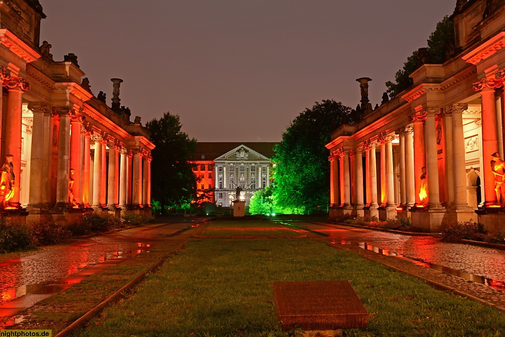 Berlin Schoeneberg Kammergericht erbaut 1909-1913 von Rudolf Mönnich und Paul Thoemer im Stil des Neobarock. Davor Kolonnaden erbaut 1777-1780 von Georg Friedrich Boumann d. J. nach Entwurf von Carl von Gontard im Heinrich von Kleist Park