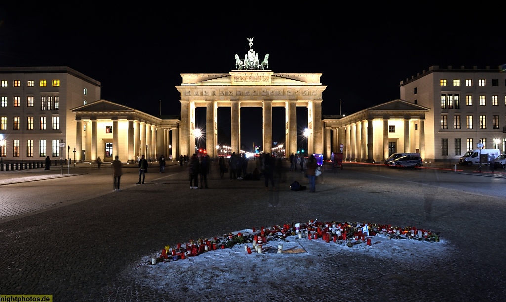 Berlin Mitte Brandenburger Tor. Wahrzeichen erbaut 1789-1793 von Carl Gotthard Langhans frühklassizistisch. Quadriga von Bildhauer Johann Gottfried Schadow. Umbau 1867-1868 von Heinrich Strack. Wiederaufbau und Ergänzung 1956-1958