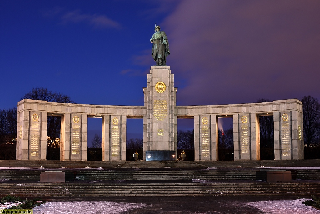 Berlin Tiergarten Sowjetisches Ehrenmal an der Strasse des 17. Juni