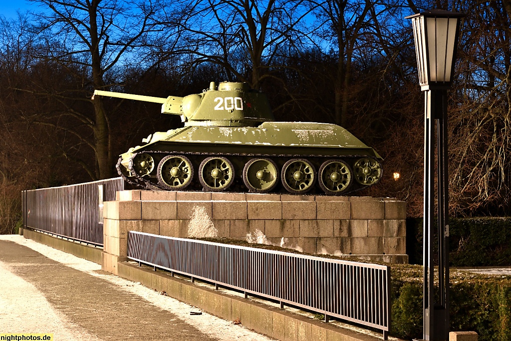 Berlin Tiergarten Sowjetisches Ehrenmal an der Strasse des 17. Juni