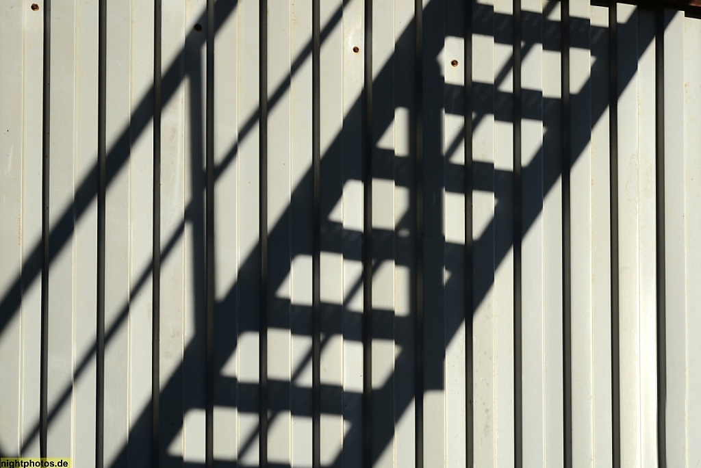 Rüdersdorf Kalkstein-Tagebau Schatten der Seilbahn-Umlenkstation