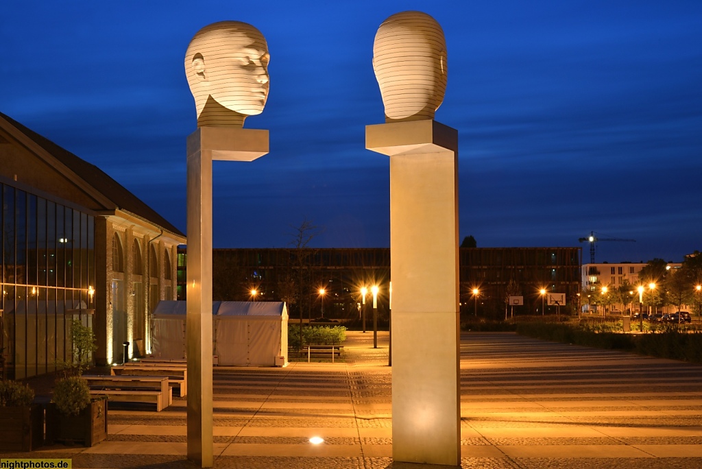 Berlin Johannisthal Universitätsforum Kunstwerk 'Kopfbewegung heads shifting' auf dem Campus der Humboldt-Universität