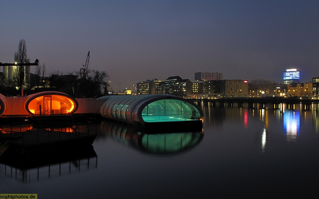 Berlin Treptow Badeschiff in der Spree mit winterlicher Saunahülle
