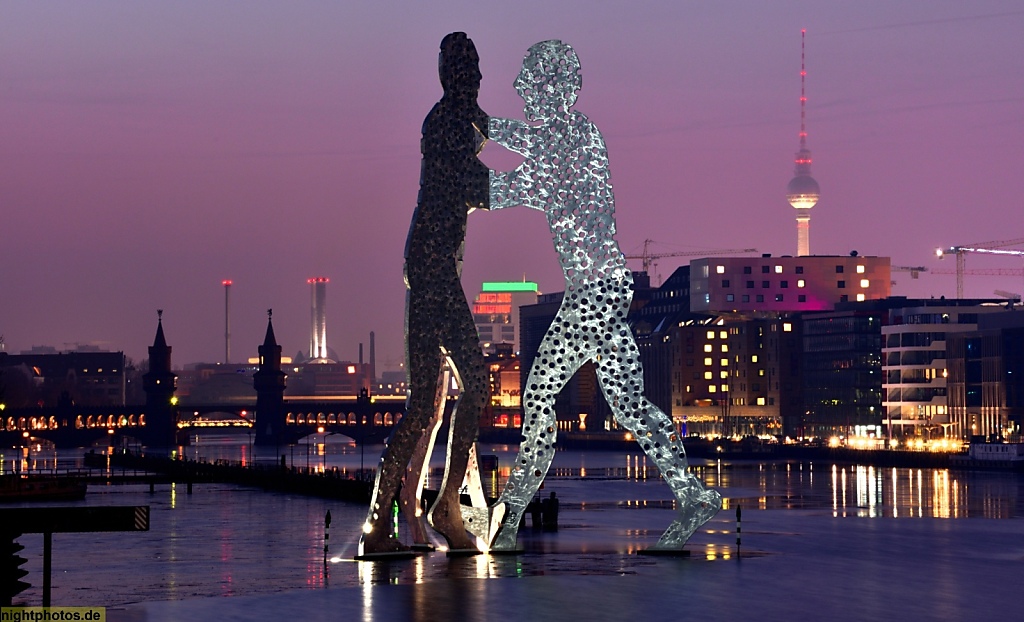 Berlin Treptow Molecule Man Monumetnalkunstwerk von Jonathan Borofsky errichtet 1999