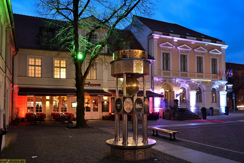 Potsdam Brandenburger Str 1-2 am Luisenplatz Spieluhr von Gottfried Höfer vor Restaurant und Hotel