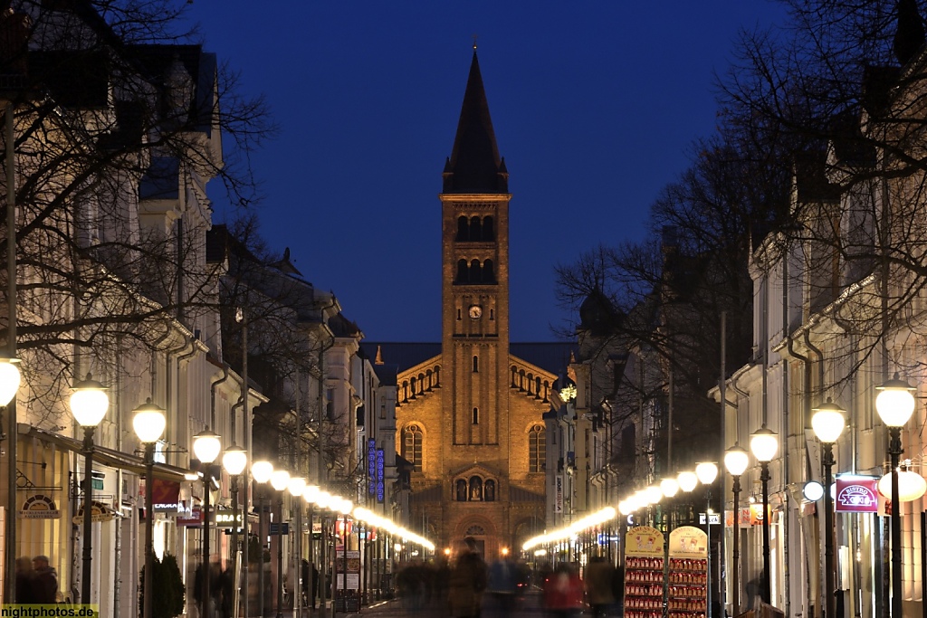 Potsdam Brandenburger Strasse mit Kirche St Peter und Paul erbaut 1867-1870 von August Stüler und Wilhelm Salzenberg. Bauleitung Albert Badstübner. Byzantinische und romanische Stilelemente. Italienischer Glockenturm