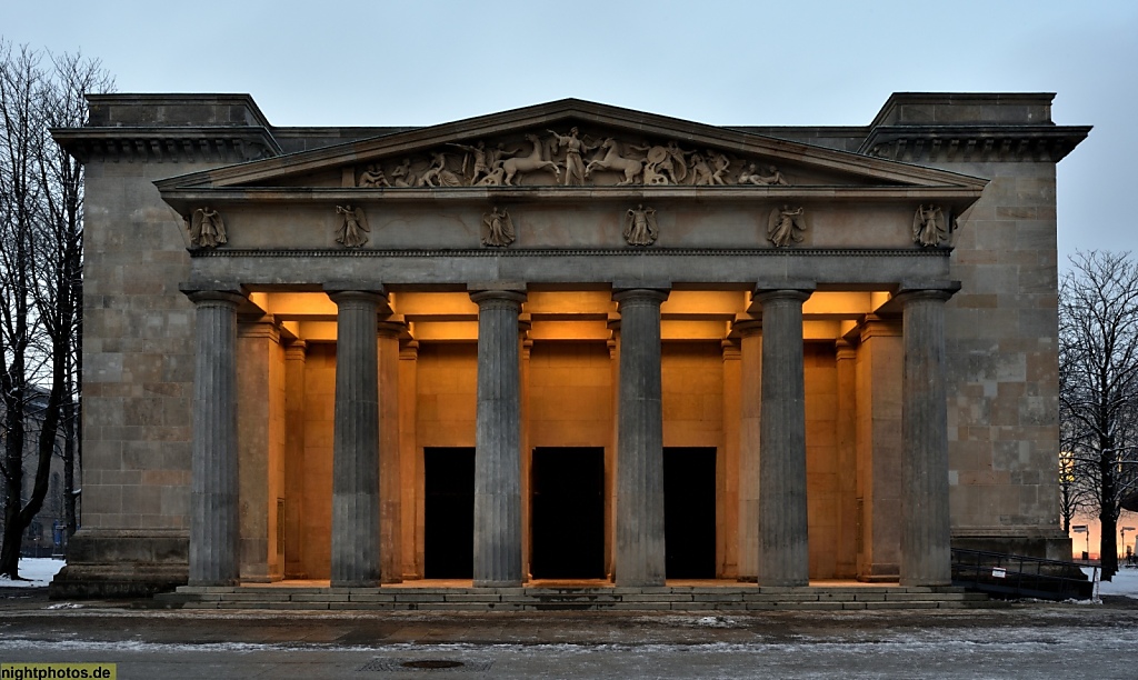 Berlin Mitte Neue Wache Gedenkstaette erbaut 1816-1818 von Karl Friedrich Schinkel und Salomo Sachs im Klassizismus