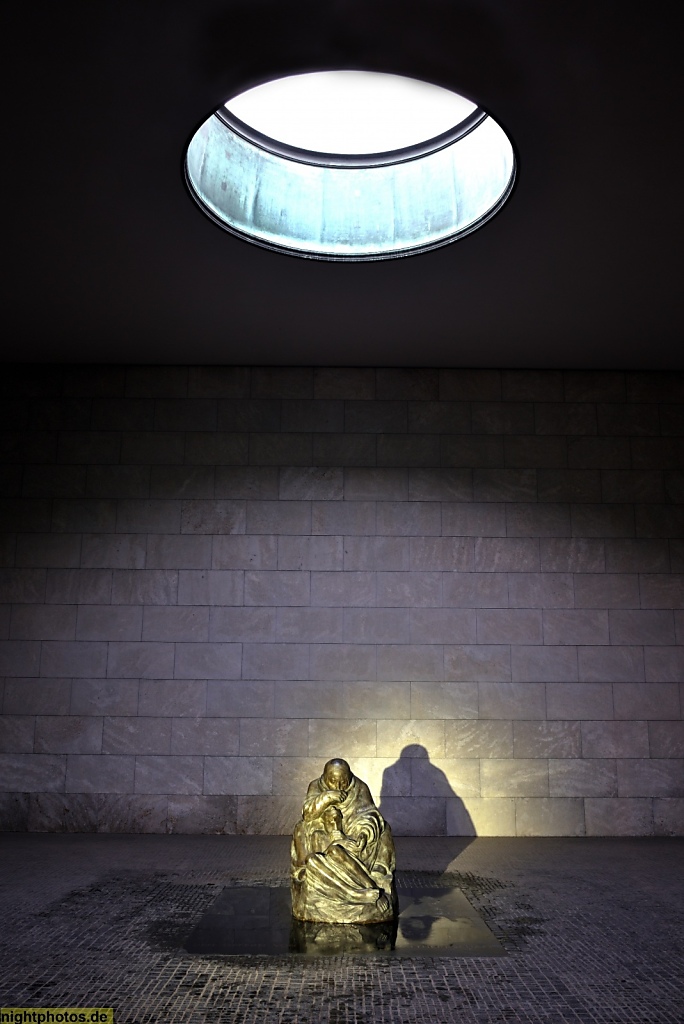 Berlin Neue Wache Unter den Linden. Denkmal "Mutter mit totem Sohn"