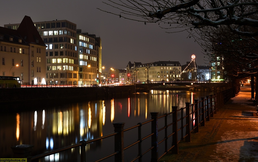 Berlin Mitte Spreeufer an der Weidendammer Brücke