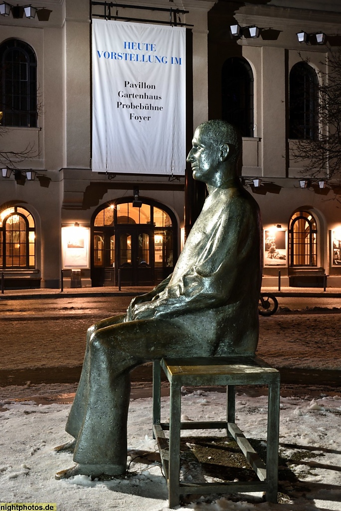 Berlin Mitte Bertolt-Brecht-Denkmal vor dem Berliner Ensemble
