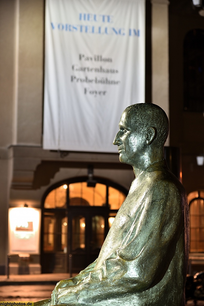 Berlin Mitte Bertolt-Brecht-Denkmal vor dem Berliner Ensemble