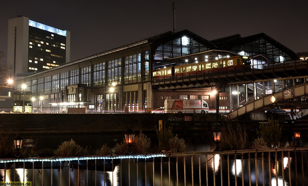 Berlin Mitte Bahnhof Berlin Friedrichstrasse mit Hochhaus des Internationalen Handelszentrums