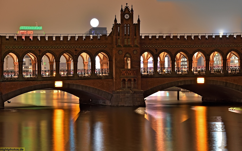 Berlin Friedrichshain Oberbaumbrücke über die Spree. Erbaut 1894 von Stadtbauinspektor Georg Pinkenburg und Architekt Otto Stahn in Neugotik
