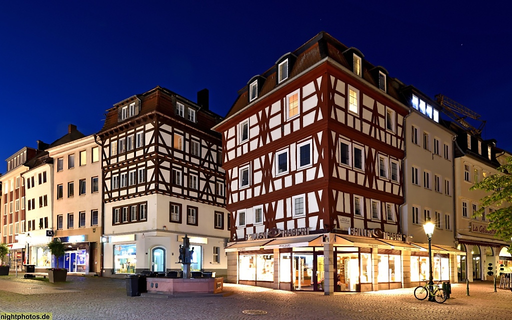 Fulda Buttermarkt Richtung Marktstrasse Fachwerk und Brunnen mit Wasserträgerinnen