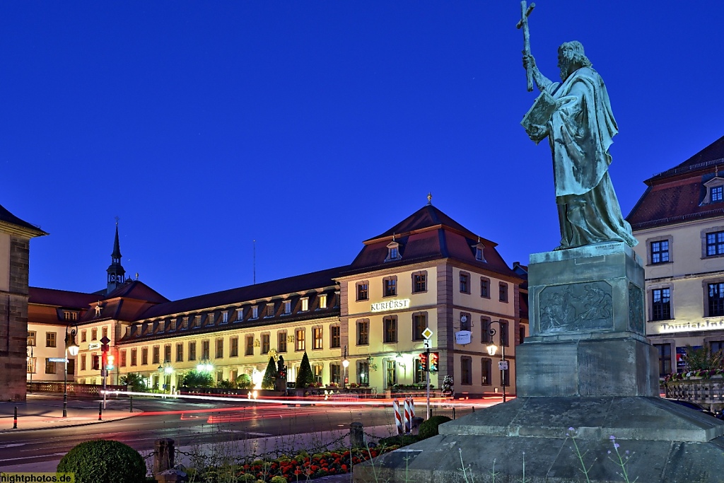 Fulda Stadtpalais von der Tann und Bronzefigur Heiliger Bonifatius