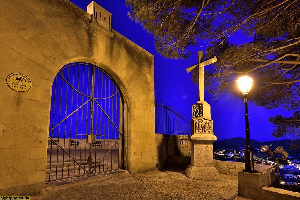 Mallorca Artà Almudaina d'Artà Rundbogentormit Steinkreuz