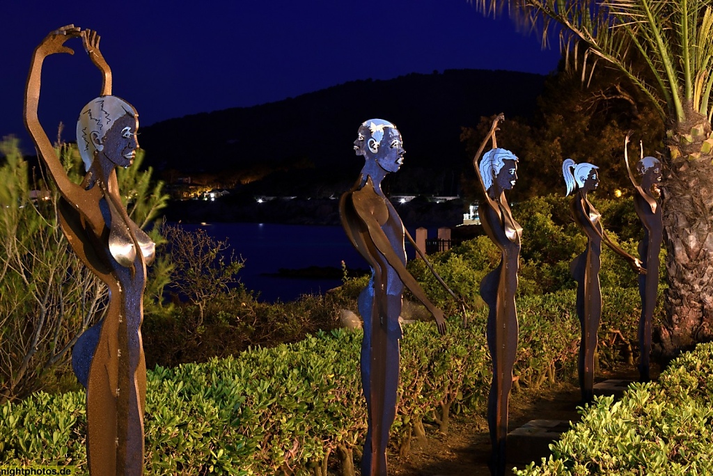 Mallorca Cala Ratjada Metallskulpturen von Miguel Sarasate an der Uferpromenade
