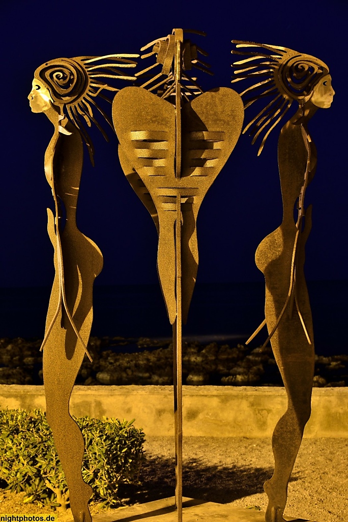 Mallorca Cala Ratjada Metallskulpturen von Miguel Sarasate an der Uferpromenade