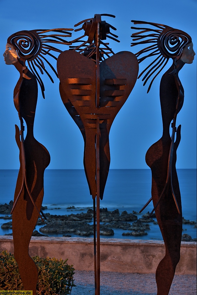 Mallorca Cala Ratjada Metallskulpturen von Miguel Sarasate an der Uferpromenade