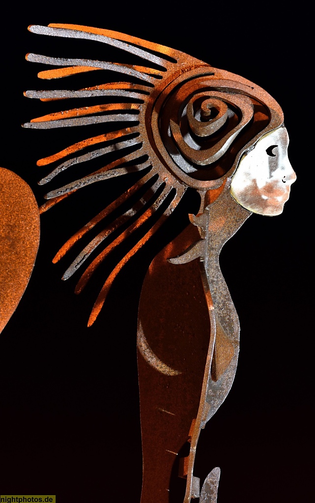 Mallorca Cala Ratjada Metallskulpturen von Miguel Sarasate an der Uferpromenade